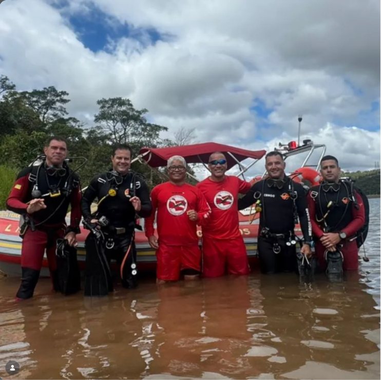 Equipe pronta para o mergulho no lago