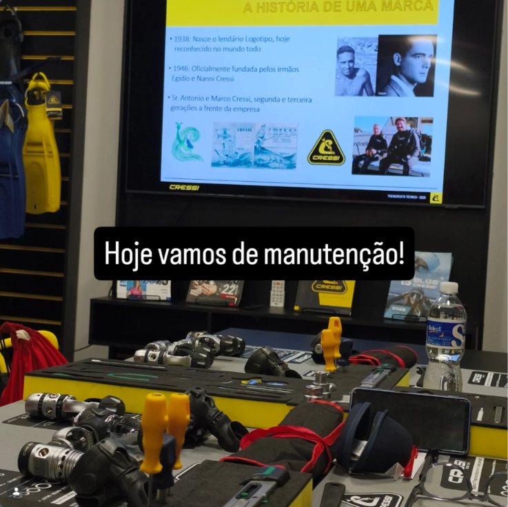 Bancada de manutenção com reguladores e instrumentos de mergulho